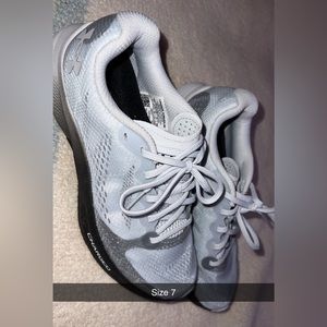 Under armor size 7. Not sure if youth or adult.